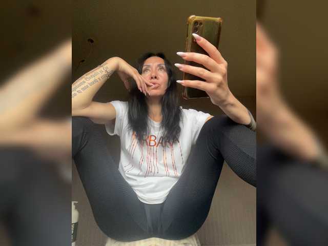 KarolinaMilf live cam on BongaCams