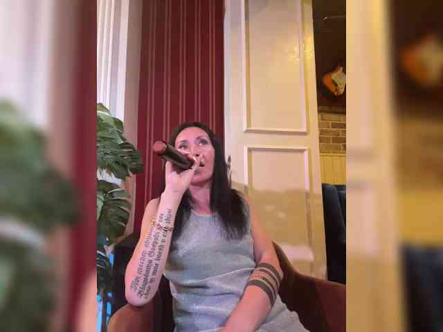 Karolina_Milf webcam