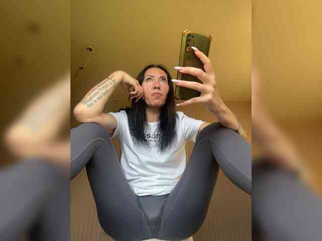Karolina_Milf webcam
