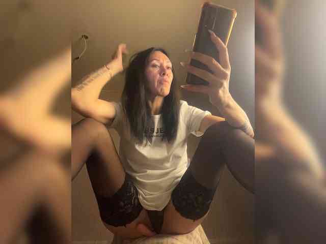 Karolina_Milf webcam