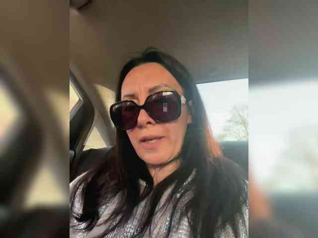 strip webcam KarolinaMilf