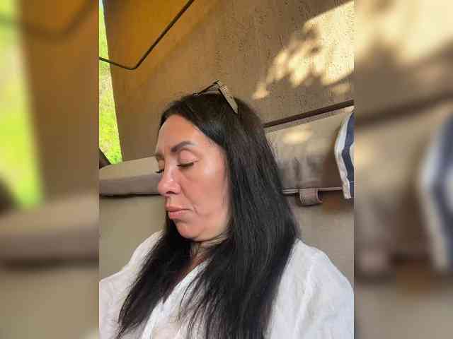 Karolina_milf's cam show statistics and live stream