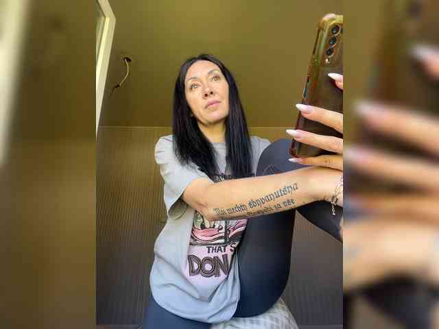Karolina_Milf webcam