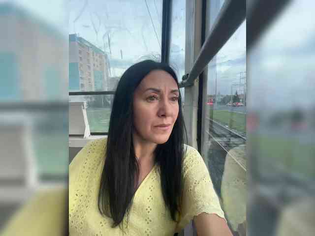 Bu model şu anda canlı. KarolinaMilf