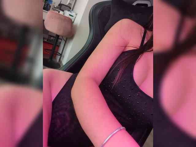 MissMiaX webcam