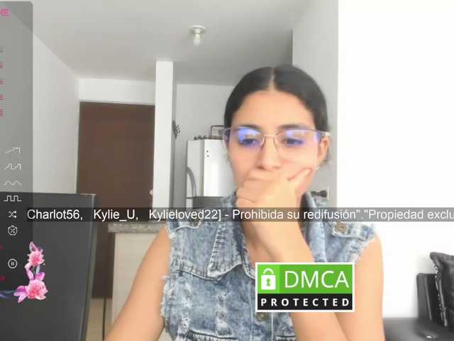 kylieloved22 live cam on BongaCams