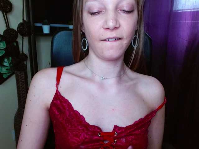 EmillyExtasy's BongaCams show and profile