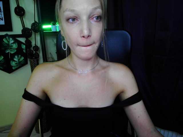 EmillyExtasy live cam on BongaCams