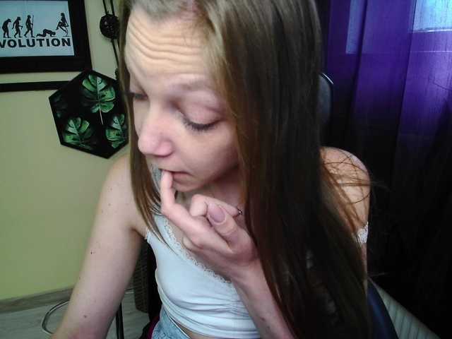 le modèle EmillyExtasy est en webcam porno dans un show sur le site bongacams, il possède les tags suivants: White/Caucasian,Brunette,Shaved
