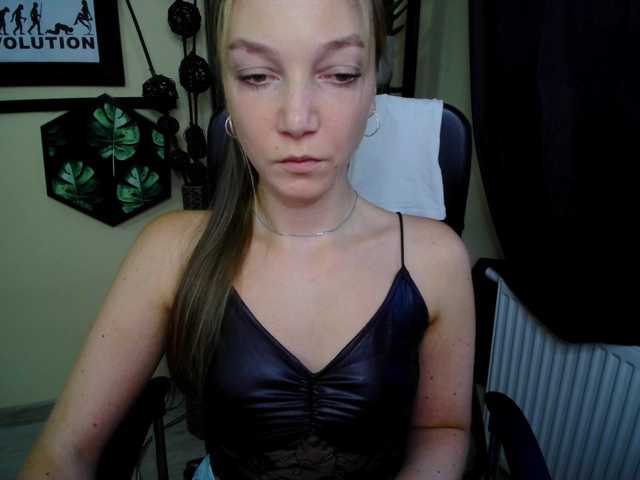 le modèle EmillyExtasy est en webcam porno dans un show sur le site bongacams, il possède les tags suivants: White/Caucasian,Blonde,Shaved
