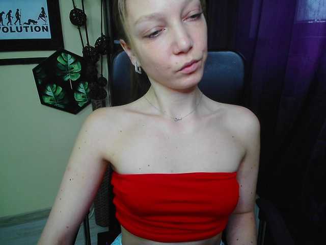 le modèle EmillyExtasy est en webcam porno dans un show sur le site bongacams, il possède les tags suivants: White/Caucasian,Brunette,Shaved
