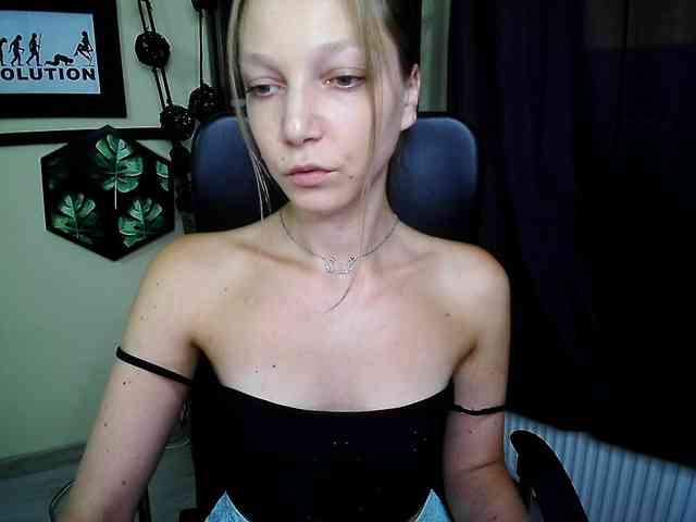 Model: EmillyExtasy