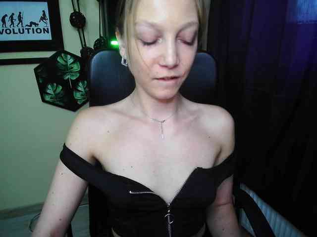 Model: EmillyExtasy