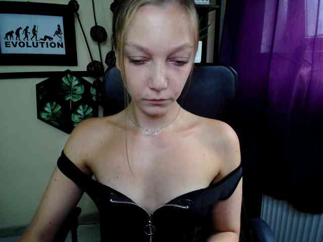 Model: EmillyExtasy