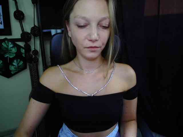 Model: EmillyExtasy