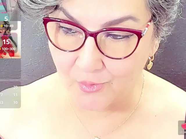 cataleya-mom live cam on BongaCams