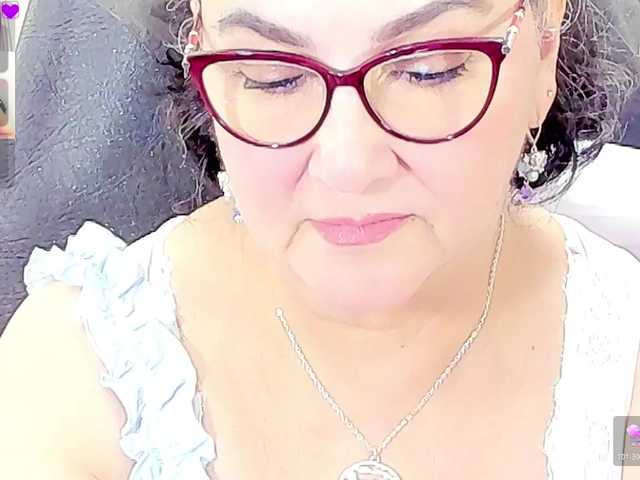 cataleya-mom live cam on BongaCams