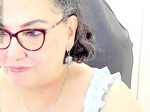 cataleya-mom live cam on BongaCams