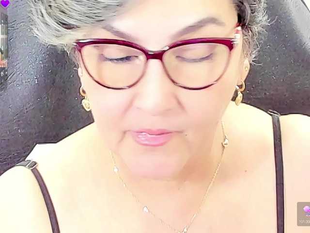cataleya-mom live cam on BongaCams