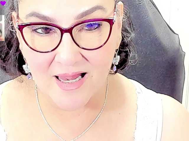 cataleya-mom live cam on BongaCams