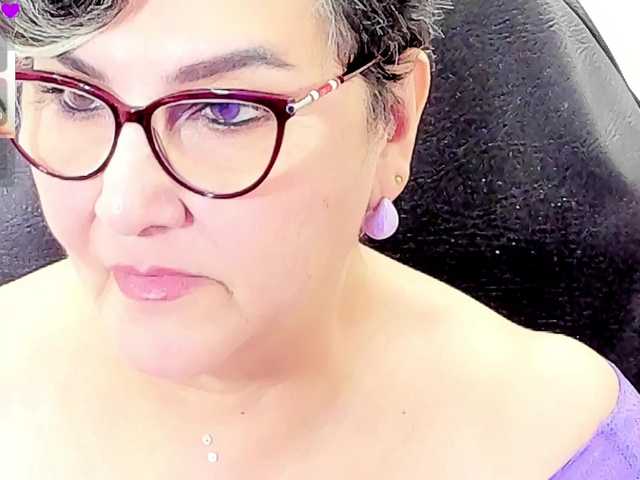 cataleya-mom live cam on BongaCams