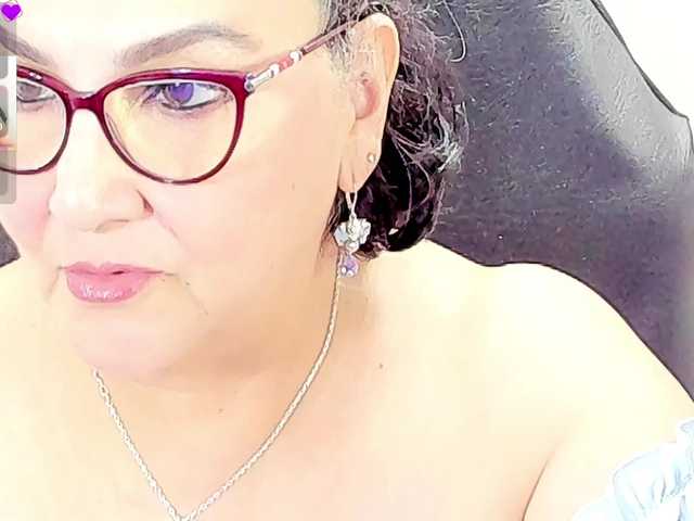 cataleya-mom live cam on BongaCams