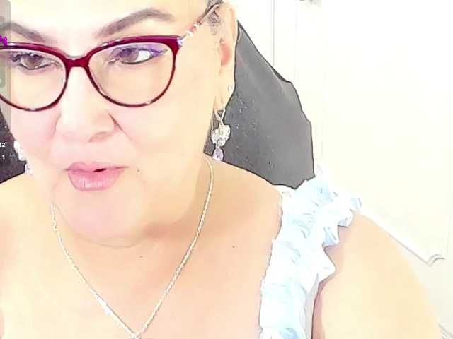 cataleya-mom live cam on BongaCams
