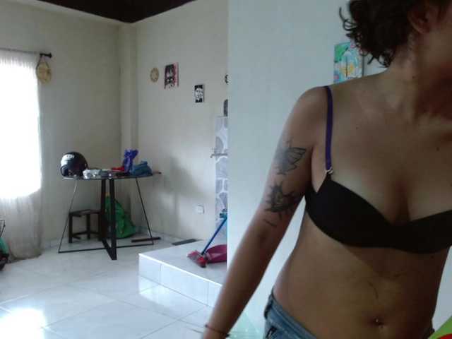 AlinaWoolf live cam on BongaCams