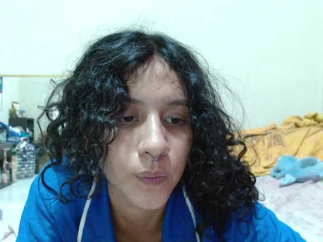 le modèle AlinaWoolf est en webcam porno dans un show sur le site bongacams, il possède les tags suivants: Latino/Hispanic,Brunette,Shaved