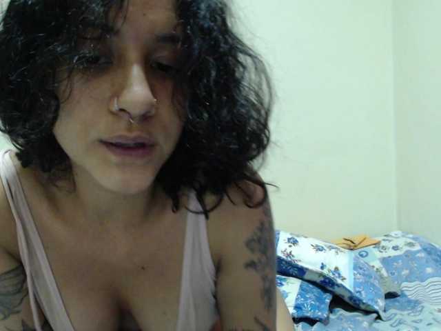 le modèle AlinaWoolf est en webcam porno dans un show sur le site bongacams, il possède les tags suivants: Latino/Hispanic,Brunette,Shaved