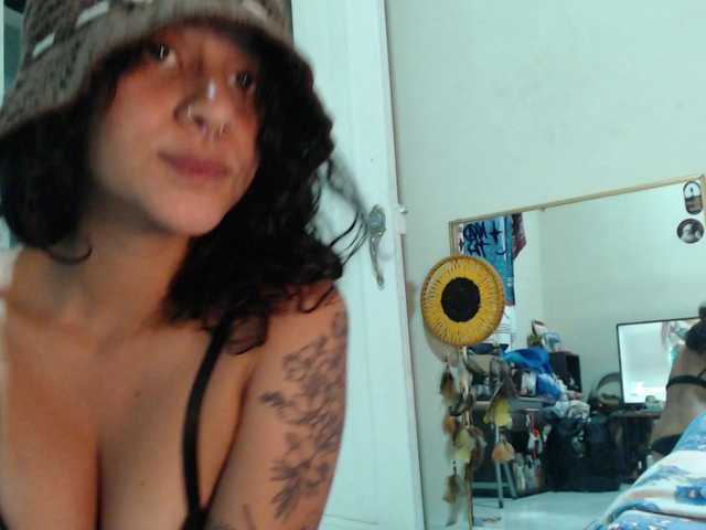 AlinaWoolf live cam on BongaCams