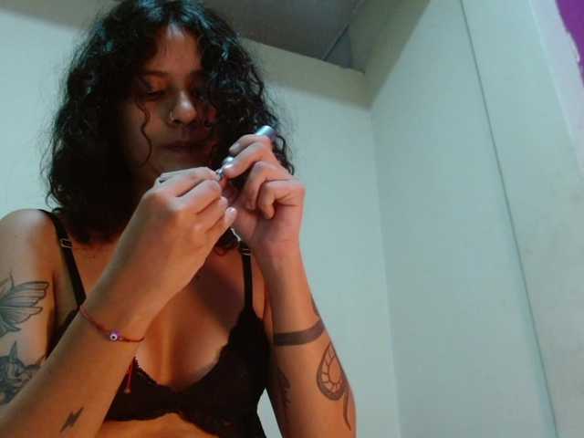 AlinaWoolf live cam on BongaCams