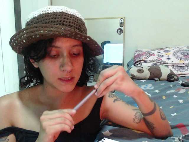 le modèle AlinaWoolf est en webcam porno dans un show sur le site bongacams, il possède les tags suivants: Latino/Hispanic,Brunette,Shaved