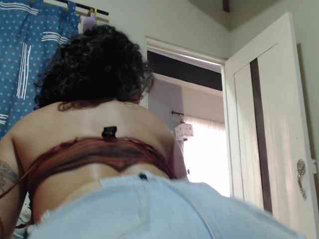 AlinaWoolf webcam