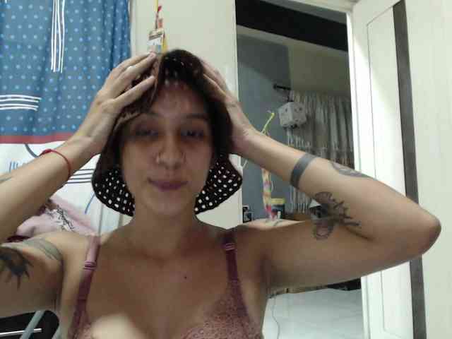 AlinaWoolf webcam