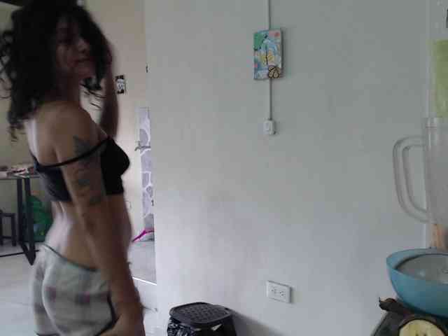 AlinaWoolf webcam