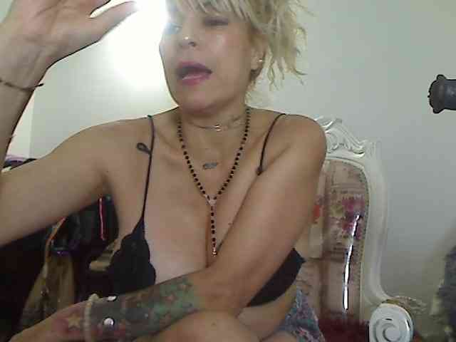 harlyqueen1 webcam