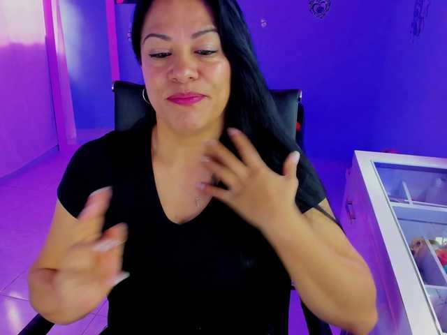 SkaterGal live webcam show