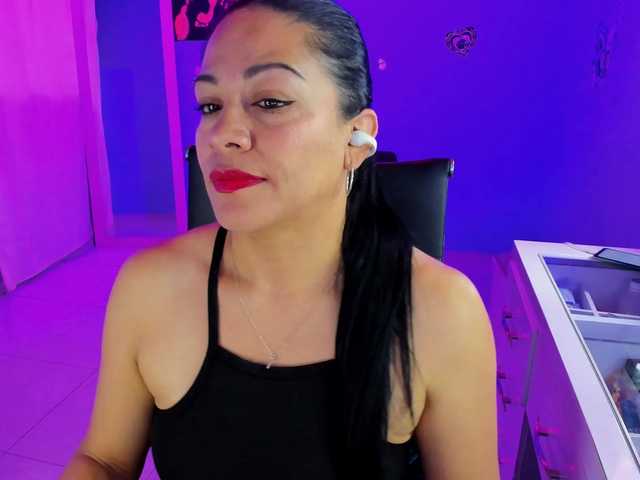 SkaterGal live cam on BongaCams
