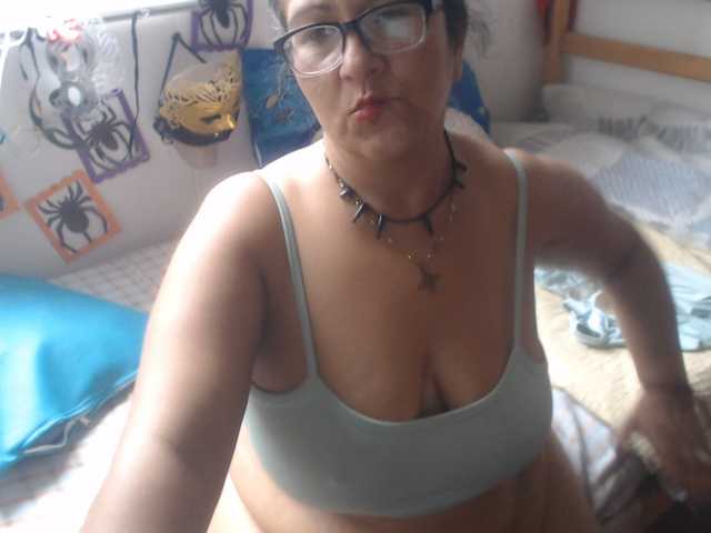 Meganny2023 live cam on BongaCams