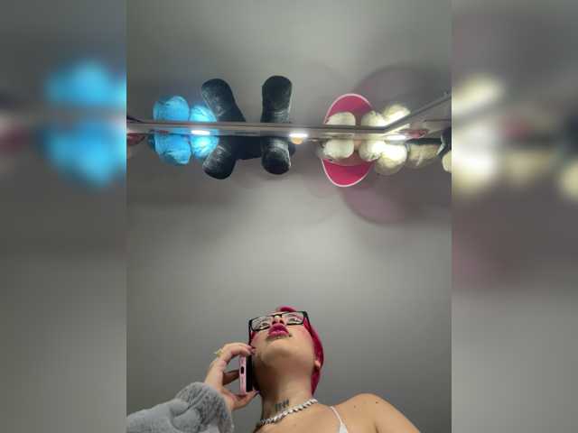 ArielMoore live cam preview