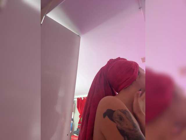 ArielMoore live cam on BongaCams