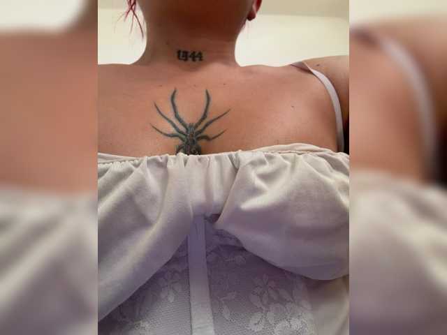 ArielMoore live cam on BongaCams