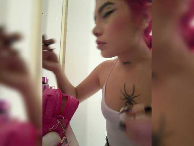 ArielMoore live cam preview