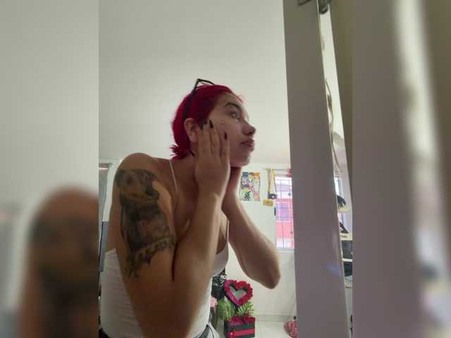ArielMoore live cam on BongaCams