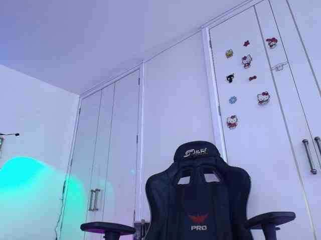 ArielMoore webcam