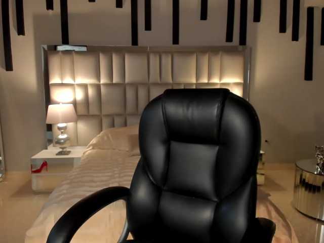 Dominique live cam on BongaCams