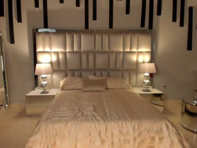 Dominique live cam on BongaCams