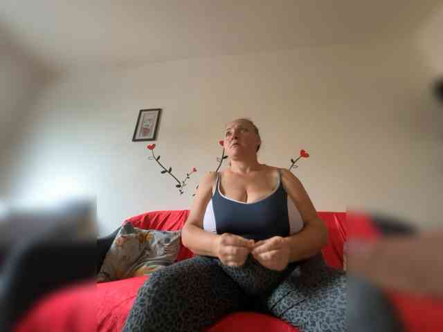 LaraXXX33 webcam