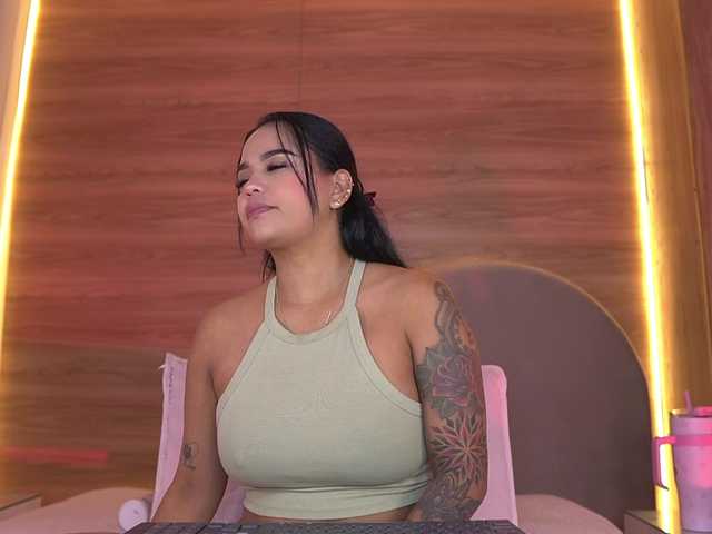 ale-evanz live cam on BongaCams
